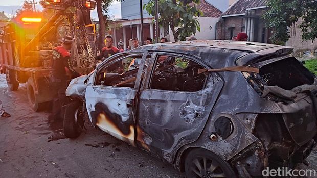 Bangkai mobil Honda Brio yang terbakar di Ponorogo.