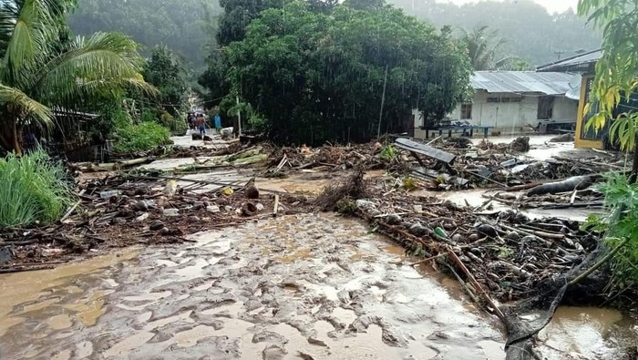 Banjir dan longsor menerjang 8 kecamatan di Bitung, Sulut.