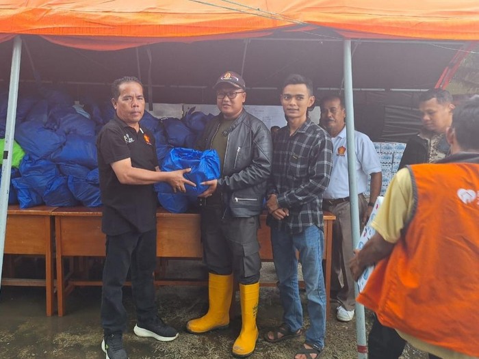 Bantuan untuk masyarakat Sumbar yang terdampak banjir lahar dingin.