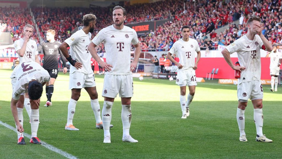 Para pemain Bayern tampak lesu usai tumbang dari Heidenheim. Foto: Getty Images/Alexander Hassenstein