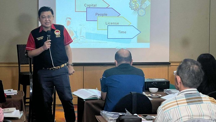 Training kecerdasan keuangan digelar di Ballroom Hotel Ciputra, Jakarta. Para peserta diberi pengetahuan tentang saham dan dunia investasi.