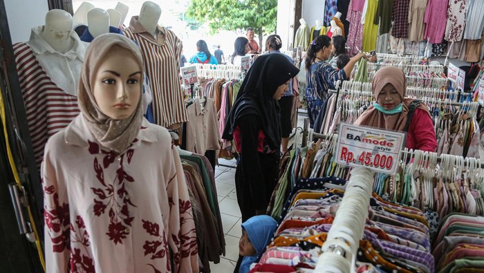 Sejumlah warga memilih pakaian yang dijual di pusat perbelanjaan kawasan Pasar Johar, Semarang, Jawa Tengah, Minggu (7/4/2024). Memasuki H-3 Idul Fitri 1445 Hijriah, sejumlah pertokoan di pusat perbelanjaan kawasan Pasar Johar dipadati masyarakat untuk berbelanja aneka kebutuhan lebaran dan menurut pedagang, penjualan berbagai macam pakaian mengalami lonjakan kenaikan omzet hingga 70 persen dibandingkan hari biasanya. ANTARA FOTO/Makna Zaezar/nym.