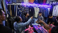 Menurut pedagang, penjualan berbagai macam pakaian mengalami lonjakan kenaikan omzet hingga 70 persen dibandingkan hari biasanya.