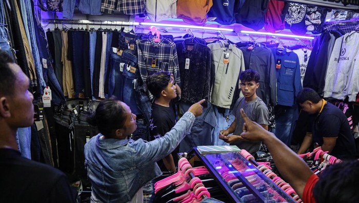 Sejumlah warga memilih pakaian yang dijual di pusat perbelanjaan kawasan Pasar Johar, Semarang, Jawa Tengah, Minggu (7/4/2024). Memasuki H-3 Idul Fitri 1445 Hijriah, sejumlah pertokoan di pusat perbelanjaan kawasan Pasar Johar dipadati masyarakat untuk berbelanja aneka kebutuhan lebaran dan menurut pedagang, penjualan berbagai macam pakaian mengalami lonjakan kenaikan omzet hingga 70 persen dibandingkan hari biasanya. ANTARA FOTO/Makna Zaezar/nym.