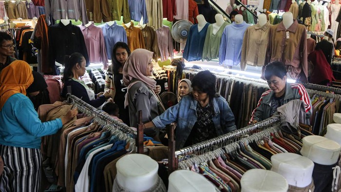 Belanja kebutuhan lebaran di Pasar Johar Semarang Sejumlah warga memilih pakaian yang dijual di pusat perbelanjaan kawasan Pasar Johar, Semarang, Jawa Tengah, Minggu (7/4/2024). Memasuki H-3 Idul Fitri 1445 Hijriah, sejumlah pertokoan di pusat perbelanjaan kawasan Pasar Johar dipadati masyarakat untuk berbelanja aneka kebutuhan lebaran dan menurut pedagang, penjualan berbagai macam pakaian mengalami lonjakan kenaikan omzet hingga 70 persen dibandingkan hari biasanya. ANTARA FOTO/Makna Zaezar/nym.
