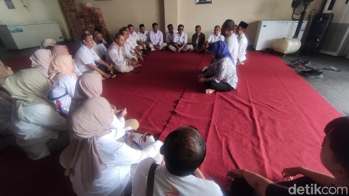 Belasan perwakilan PAC Gerindra di Sidoarjo mendatangi rumah Mimik Indayana untuk menyampaikan dukungan.