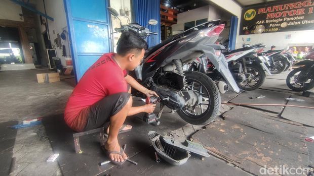 Bengkel di Sidoarjo ramai pelanggan saat musim mudik.