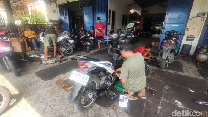 Bengkel di Sidoarjo ramai pelanggan saat musim mudik.