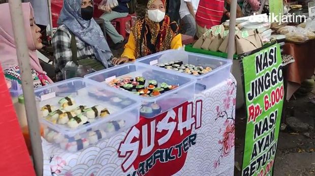 Berburu Takjil di Pasar Takjil Jalan Surabaya, Malang.