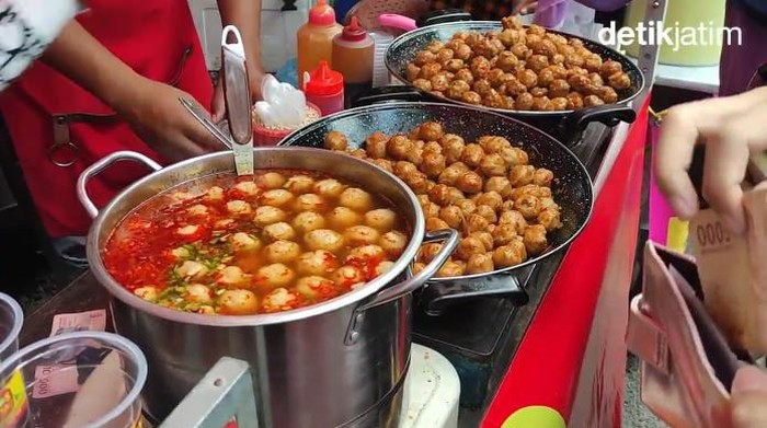 Berburu Takjil di Pasar Takjil Jalan Surabaya, Malang.