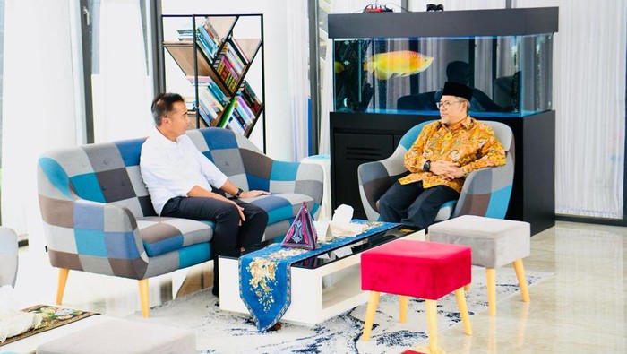 Bey Machmudin saat mengirim undangan open house ke kediaman Ahmad Heryawan.