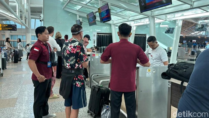 Bule Australia (kemeja bunga) dideportasi dari Bali.