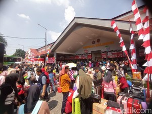 Antrean Panjang Pemudik di Terminal Kalideres H-3 Lebaran