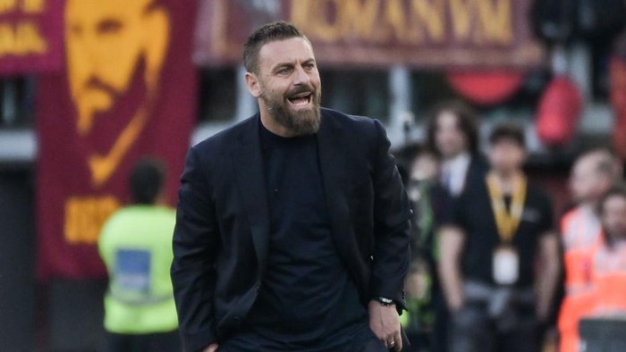 ROME, ITALY - APRIL 06: Daniele De Rossi manager of AS Roma reacts during the Serie A TIM match between AS Roma and SS Lazio - Serie A TIM  at Stadio Olimpico on April 06, 2024 in Rome, Italy. (Photo by Ivan Romano/Getty Images)