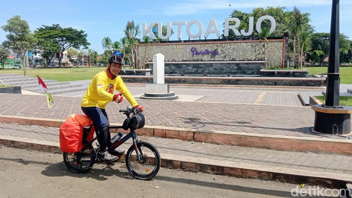 Eko, pemudik Asal Sleman, mengayuh sepeda dari Jakarta saat ditemui detikjateng di Alun-alun Kutoarjo, Purworejo, Minggu (7/4/2024).
