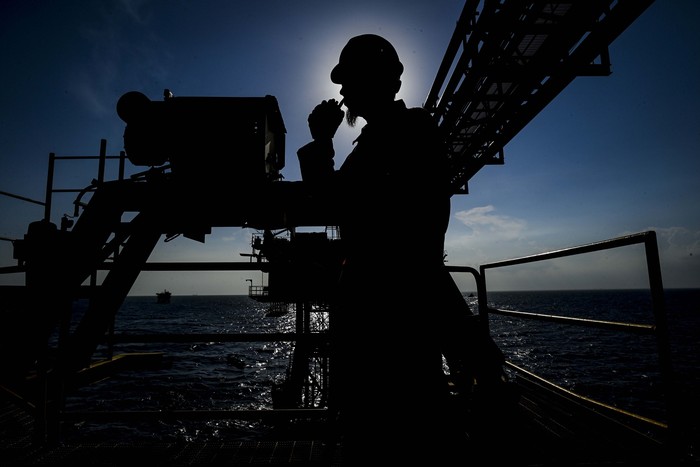 Pekerja berkoordinasi melalui walkie talkie di fasilitas produksi anjungan lepas pantai Sepinggan Field, Kalimantan Timur.