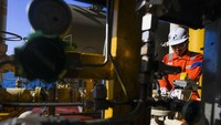 Sehingga para pekerja tetap bisa produktif dalam pekerjaan memproduksi minyak dan gas untuk menjaga ketahanan energi dalam negeri.