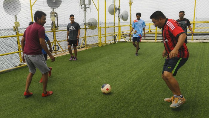 Pekerja bekerja di ruang kontrol anjungan lepas pantai Yakin Arena, Kalimantan Timur.