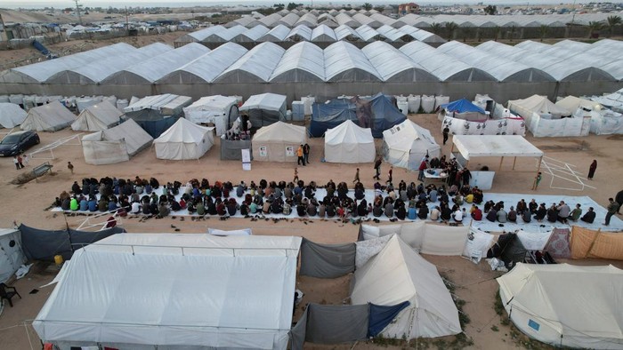 A drone view shows Palestinians, who were displaced by Israel's military offensive, gathering to have their Iftar (breaking of the fast) during the holy month of Ramadan, in Rafah in the southern Gaza Strip April 6, 2024. REUTERS/Shadi Tabatibi