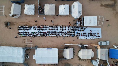 Foto Udara Pengungsi Palestina Berbuka Puasa