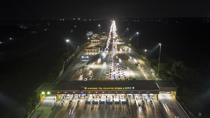 Foto udara sejumlah kendaraan antre saat memasuki gerbang Tol Cikampek Utama menuju arah Tol Cipali di Karawang, Jawa Barat, Minggu (7/4/2024). Pada H-3 lebaran 2024 arus kendaraan yang melintas di gerbang tol tersebut terpantau ramai lancar. ANTARA FOTO/ Fakhri Hermansyah/nym.