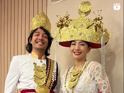 Gaya Unik Hesti Purwadinata Bukber Bareng Gengnya, Totalitas Pakai Baju Adat