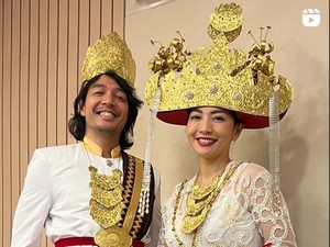 Gaya Unik Hesti Purwadinata Bukber Bareng Gengnya, Totalitas Pakai Baju Adat