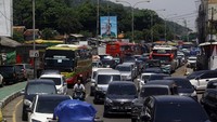 Hingga pukul 13.00 WIB kendaraan pemudik masih mengantre memasuki kawasan Pelabuhan Merak.ri Saputra