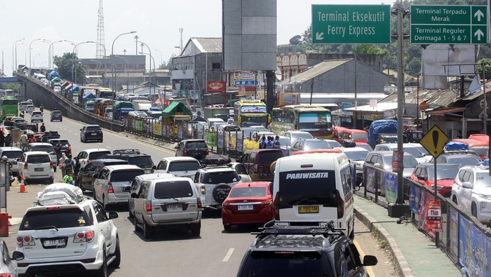 Hingga pukul 13.00 WIB kendaraan pemudik masih mengantre memasuki kawasan Pelabuhan Merak. Begini kondisinya.