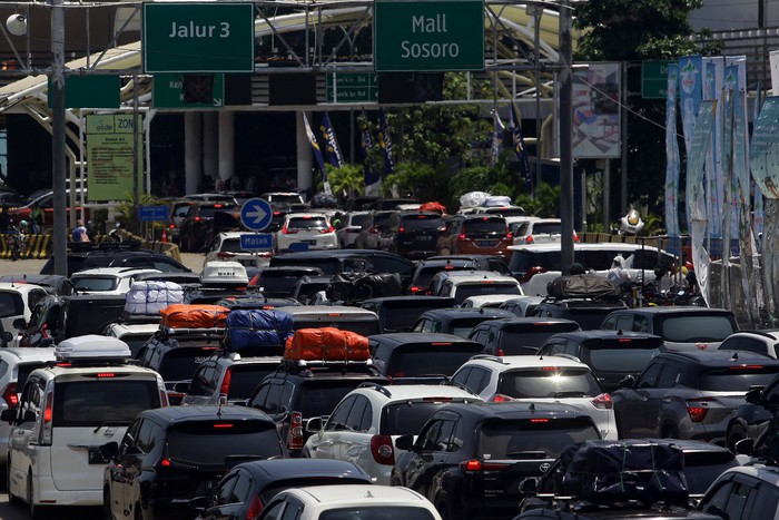 Hingga pukul 13.00 WIB kendaraan pemudik masih mengantre memasuki kawasan Pelabuhan Merak. Begini kondisinya.