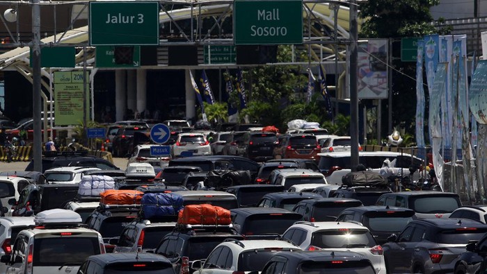 Hingga pukul 13.00 WIB kendaraan pemudik masih mengantre memasuki kawasan Pelabuhan Merak. Begini kondisinya.