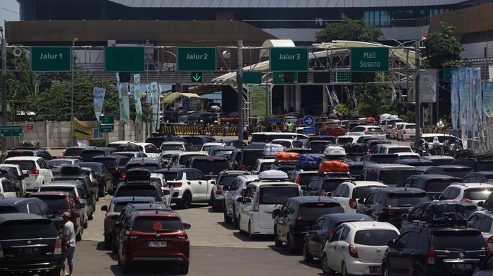 Hingga Pukul 13.00 WIB, Mobil Pemudik Masih Antre Masuk Pelabuhan Merak Hingga pukul 13.00 WIB kendaraan pemudik masih mengantre memasuki kawasan Pelabuhan Merak. Begini kondisinya.