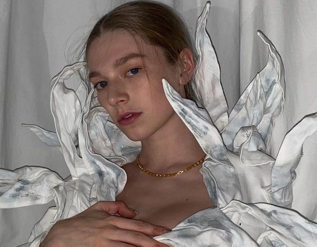 “Aku tidak ingin dikecilkan karena menjadi transgender, dan aku menemukan pada akhirnya merendahkan diriku dan apa yang ingin aku lakukan,” ujar transgender wanita 25 tahun itu kepada GQ. Foto: dok. Instagram @hunterschafer