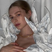 “Aku tidak ingin dikecilkan karena menjadi transgender, dan aku menemukan pada akhirnya merendahkan diriku dan apa yang ingin aku lakukan,” ujar transgender wanita 25 tahun itu kepada GQ. Foto: dok. Instagram @hunterschafer