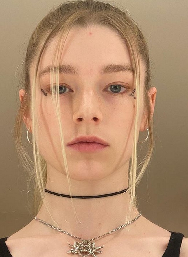 Sebelum terjun ke dunia akting, Hunter adalah seorang aktivis dan model. Dia lahir sebagai pria, namun di usia 14 tahun Hunter memberanikan diri mengaku ke orangtuanya bahwa ingin menjadi perempuan. Foto: dok. Instagram @hunterschafer