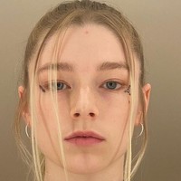 Sebelum terjun ke dunia akting, Hunter adalah seorang aktivis dan model. Dia lahir sebagai pria, namun di usia 14 tahun Hunter memberanikan diri mengaku ke orangtuanya bahwa ingin menjadi perempuan. Foto: dok. Instagram @hunterschafer