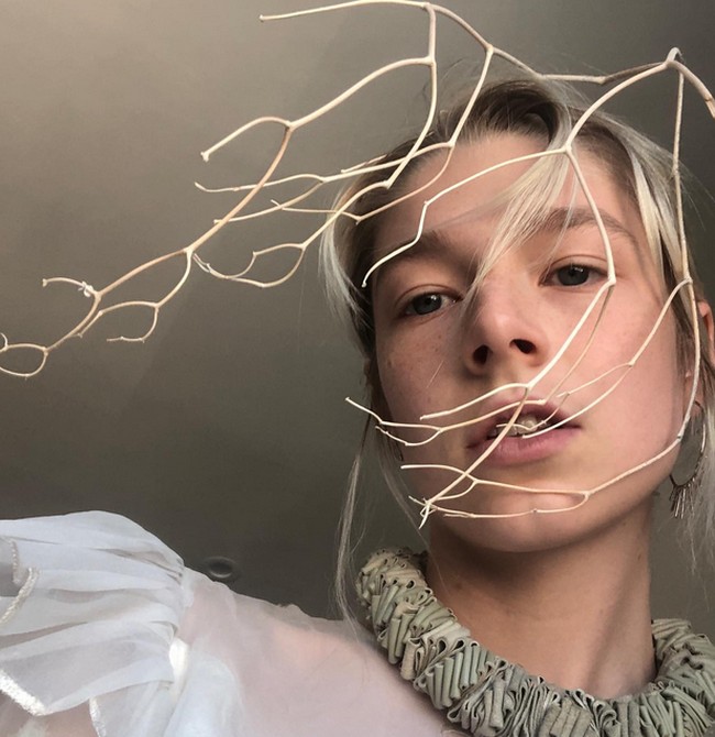 “Setelah mencapai konsensus bahwa ini adalah hal yang nyata, saya diberi obat penghambat hormon yang menekan tombol jeda saat pubertas dan memberi saya waktu untuk memikirkan identitas saya,” katanya dalam sebuah wawancara ketika dia berusia 17 tahun.Foto: dok. Instagram @hunterschafer