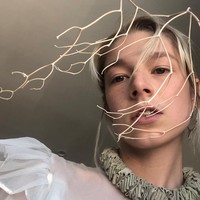 “Setelah mencapai konsensus bahwa ini adalah hal yang nyata, saya diberi obat penghambat hormon yang menekan tombol jeda saat pubertas dan memberi saya waktu untuk memikirkan identitas saya,” katanya dalam sebuah wawancara ketika dia berusia 17 tahun.Foto: dok. Instagram @hunterschafer