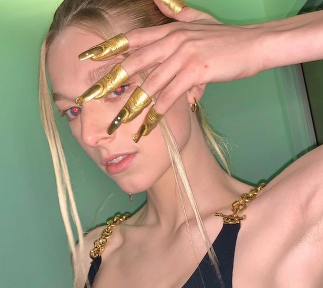 Sejak remaja, Hunter mulai terapi hormon dan melakukan transisi lainnya dengan dukungan orang tuanya. Sang ayah yang merupakan seorang pastor juga ikut mendukungnya. Foto: dok. Instagram @hunterschafer