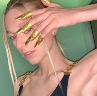 Sejak remaja, Hunter mulai terapi hormon dan melakukan transisi lainnya dengan dukungan orang tuanya. Sang ayah yang merupakan seorang pastor juga ikut mendukungnya. Foto: dok. Instagram @hunterschafer