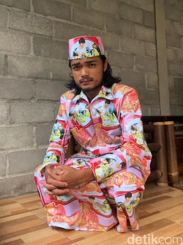 Ide nyeleneh kreator konten asal Magelang, Jawa Tengah, Khoirul Anam yang memakai baju dari motif wafer kaleng.