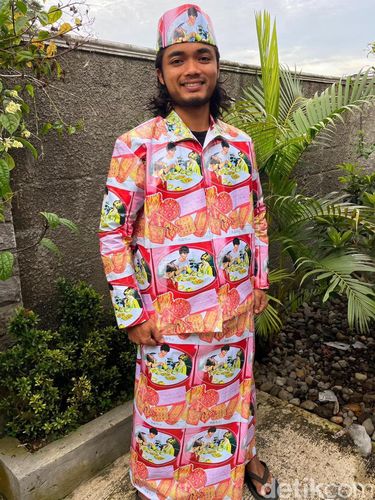Ide nyeleneh kreator konten asal Magelang, Jawa Tengah, Khoirul Anam yang memakai baju dari motif wafer kaleng.