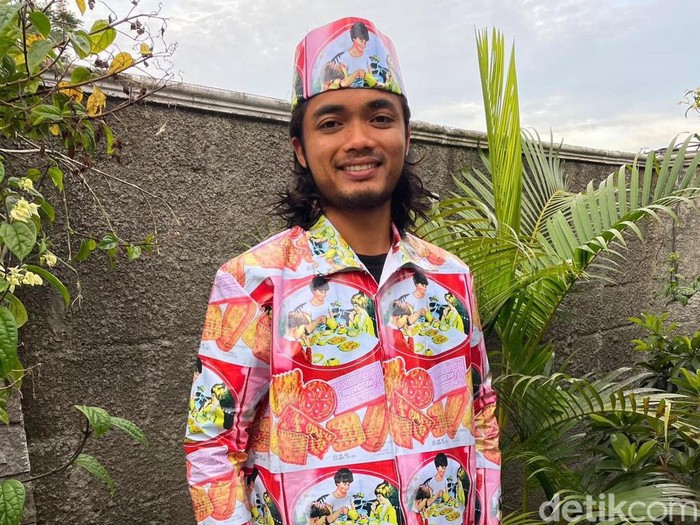 Ide nyeleneh kreator konten asal Magelang, Jawa Tengah, Khoirul Anam yang memakai baju dari motif wafer kaleng.