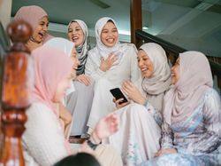 Video: Tren Warna dan Model Baju Lebaran 2025