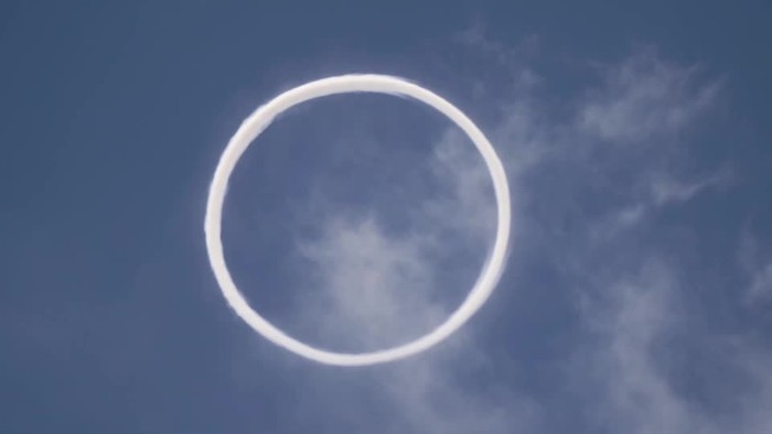 3216LI-ITALY-ETNA__O_ | Asap cincin muncul dari Gunung Etna