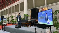 Tak hanya menghadirkan ratusan lapak, JLF juga tawarkan konser dari berbagai musisi papan atas, tausiyah, hingga lomba MHQ. Menurut Aini salah satu penjaga lapak di JLF, titik puncak kunjungan para pengunjung adalah menjelang magrib.