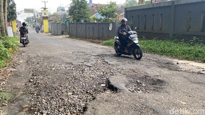 Jalan rusak di jalur utama ke tempat wisata di Sukabumi