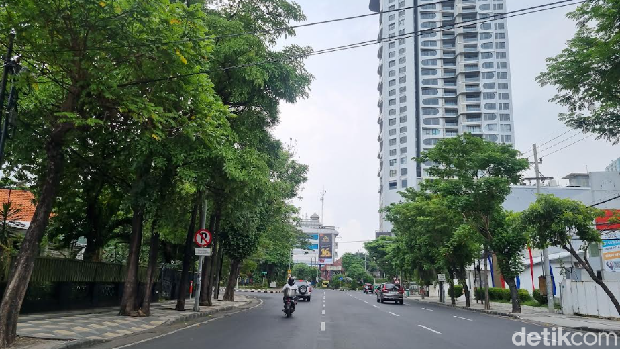 Jalanan Surabaya sepi menjelang Lebaran 2024.