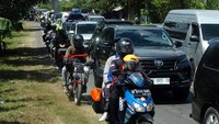 Sejumlah kendaraan pemudik berjalan pelan saat akan melintas di jalan layang Klonengan, Margasari, Tegal, Jawa Tengah, Minggu (7/4/2024).
