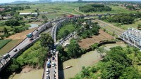 Pada H-3 lebaran jalur tengah dari arah Tegal Brebes menuju Purwokerto terpantau padat merayap sepanjang lima kilometer yang diperkirakan memuncak pada malam hari.